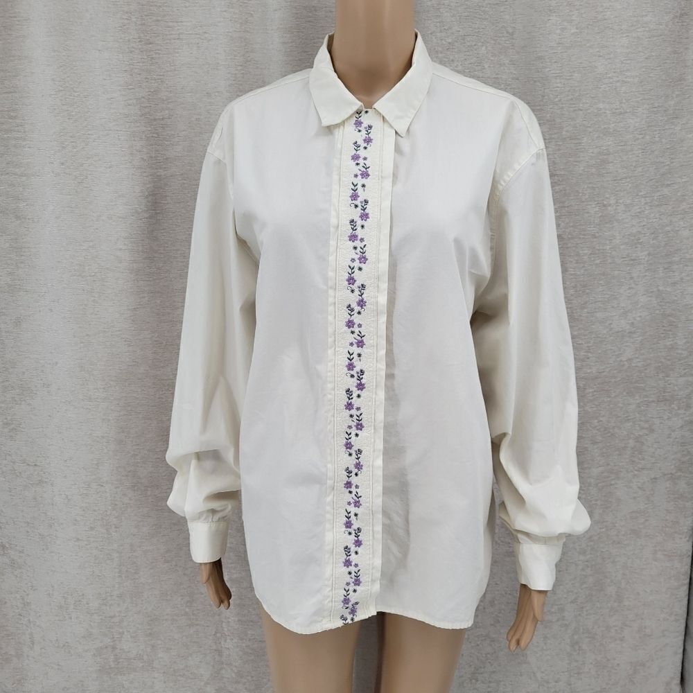 Russ Vintage Grandmacore White Crisp Cotton Blouse with Purple Floral Embroidery